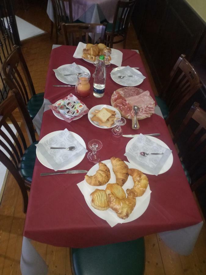 London Cafe Bed & Breakfast Castelnovo ne' Monti Eksteriør bilde
