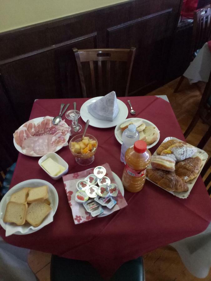 London Cafe Bed & Breakfast Castelnovo ne' Monti Eksteriør bilde
